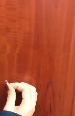 铁门上的双面胶怎么去除,门上的双面胶怎样可以快速清除 白酒图8