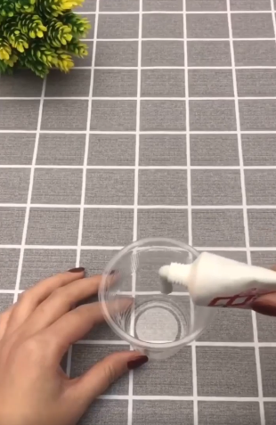 铁门上的双面胶怎么去除,门上的双面胶怎样可以快速清除 白酒图2