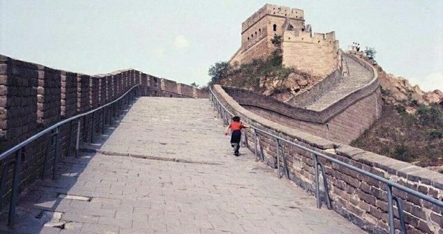 以巨大石雕像闻名世界的岛屿是，中国历史人物花岗岩雕像最高大的雕像是谁的雕像？图4