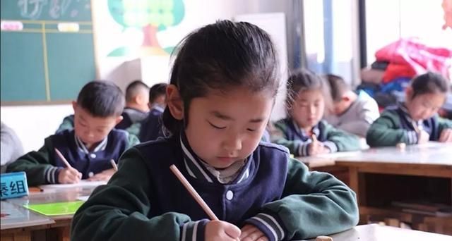 一问三不知，小孩一年级上完了，加减都不会，字也不认识，想留级学校不让怎么办好？图3