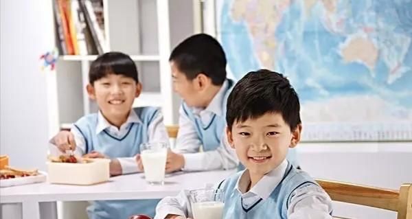 一问三不知，小孩一年级上完了，加减都不会，字也不认识，想留级学校不让怎么办好？图2