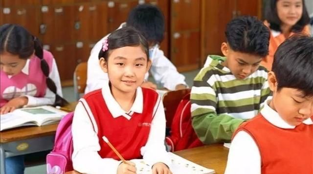 一问三不知，小孩一年级上完了，加减都不会，字也不认识，想留级学校不让怎么办好？图5