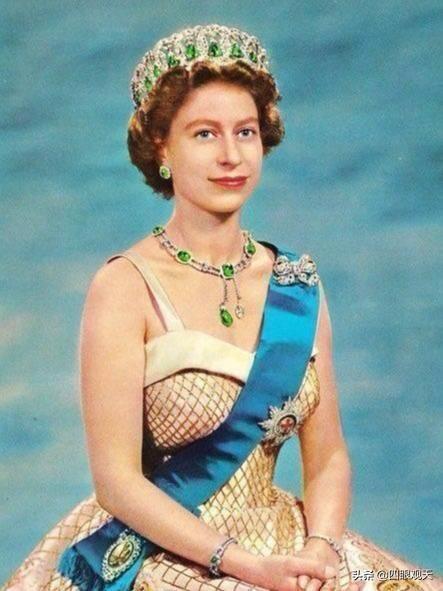欧洲王室的珠宝王冠（欧洲王室那些blingbling的祖母绿王冠）(7)