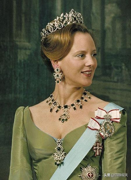 欧洲王室的珠宝王冠（欧洲王室那些blingbling的祖母绿王冠）(12)