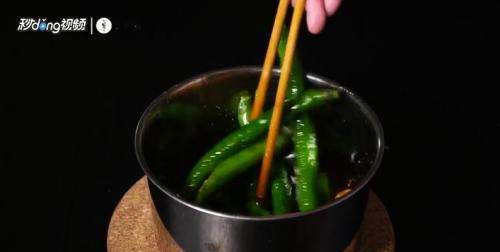 怎样腌整个青辣椒好吃,鲜青椒怎样腌制才好吃图7