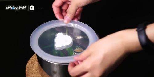 怎样腌整个青辣椒好吃,鲜青椒怎样腌制才好吃图8