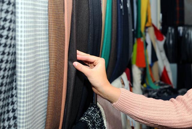挑选衣服时应该注意的三个标准（原来挑选衣服有窍门）(2)