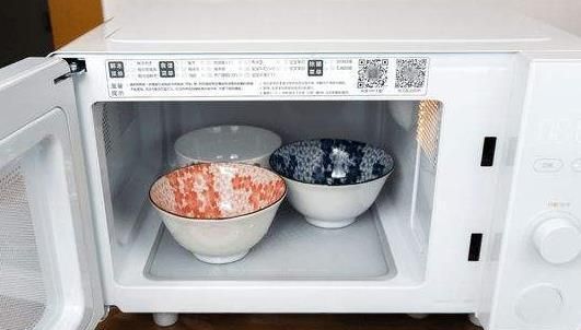 保鲜膜可以一起在微波炉里打吗