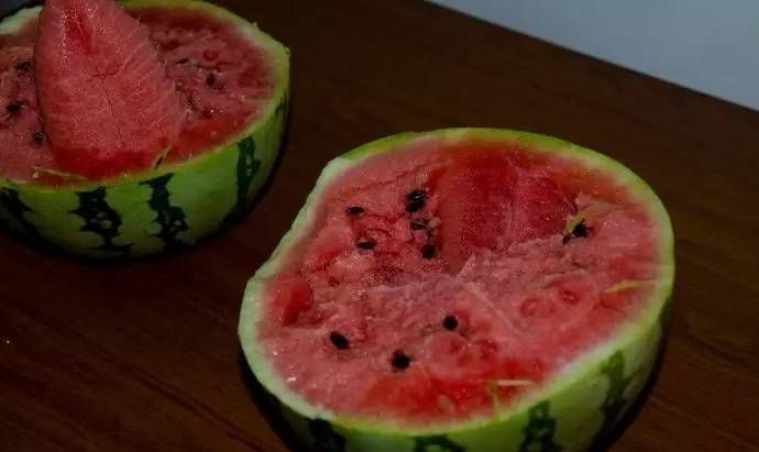 西瓜中间空心裂开