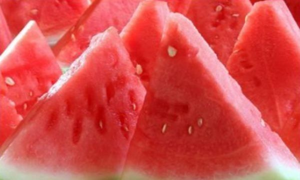 西瓜中间空心裂开能吃,西瓜中间空心裂开发黄能吃吗图2