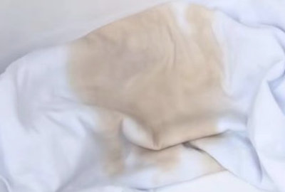 咖啡洒在了白衣服上怎么办,咖啡渍弄到白衣服上能洗掉吗图2