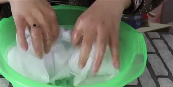 咖啡洒在了白衣服上怎么办,咖啡渍弄到白衣服上能洗掉吗图13