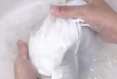 咖啡洒在了白衣服上怎么办,咖啡渍弄到白衣服上能洗掉吗图5