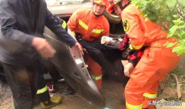 京港澳高速最新交通事故（京港澳高速一辆小轿车翻车）(5)