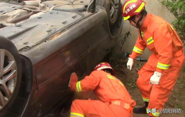 京港澳高速最新交通事故（京港澳高速一辆小轿车翻车）(1)