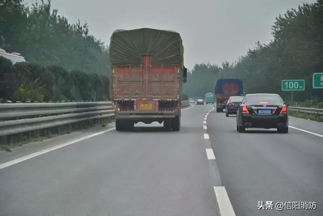 京港澳高速最新交通事故（京港澳高速一辆小轿车翻车）(10)