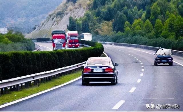 京港澳高速最新交通事故（京港澳高速一辆小轿车翻车）(7)