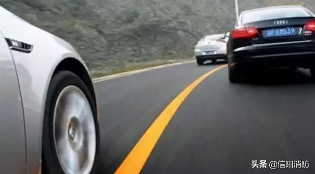 京港澳高速最新交通事故（京港澳高速一辆小轿车翻车）(9)