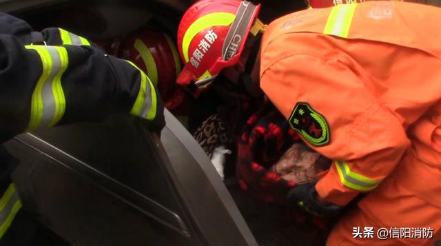 京港澳高速最新交通事故（京港澳高速一辆小轿车翻车）(4)