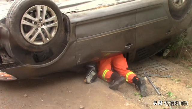 京港澳高速最新交通事故（京港澳高速一辆小轿车翻车）(2)