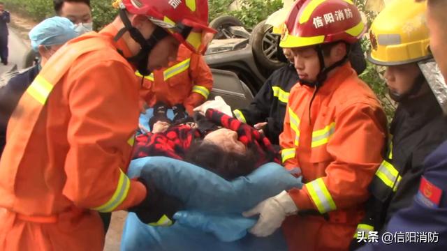 京港澳高速最新交通事故（京港澳高速一辆小轿车翻车）(6)