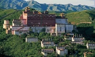 承德避暑山庄在哪里,是承德避暑山庄还是雍和宫,乾隆自己都不清楚出生在哪里吗?图1