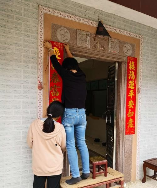 铁制防盗门上贴对联的胶怎么去除