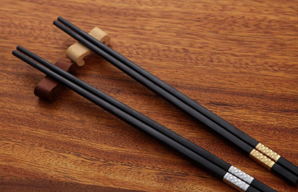 黑色的合金筷子有毒,彩色的合金筷子有毒吗图1