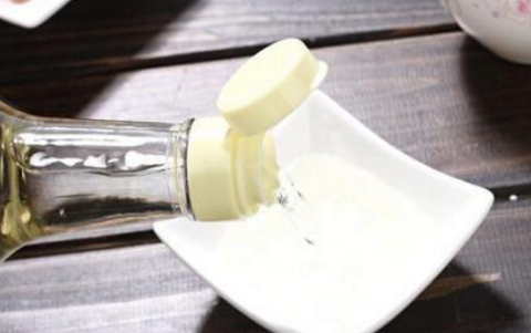 白色衣服发黄了怎么可以洗白,白衣服放时间长变黄怎么办图2