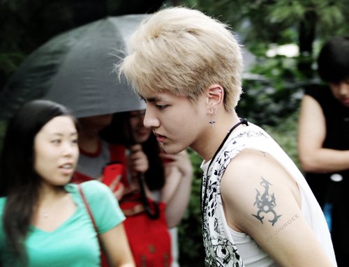 kris吴亦凡整容前 kris吴亦凡手臂纹身