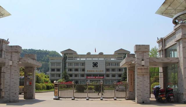 四川19岁女生被男生杀害（四川一男生表白不成凌晨持刀潜入宿舍捅死17岁女同学）(2)