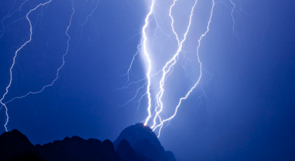 下雨天能玩手机,打雷下雨可以玩手机吗图2