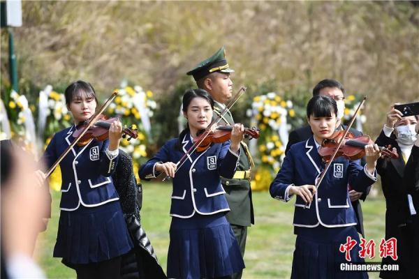 袁隆平葬礼过程（安葬仪式上循环播着袁隆平最爱的歌）(6)