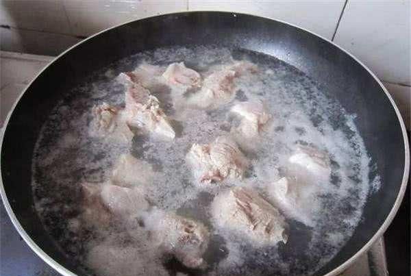 排骨汤怎样去油腻，排骨吃起来太油了怎样才能去掉油呢？图1