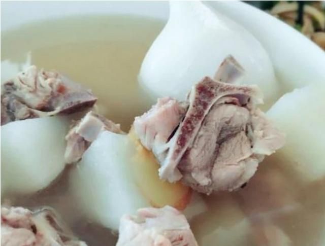 排骨汤怎样去油腻，排骨吃起来太油了怎样才能去掉油呢？图3