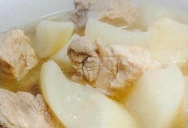 排骨汤怎样去油腻，排骨吃起来太油了怎样才能去掉油呢？图2