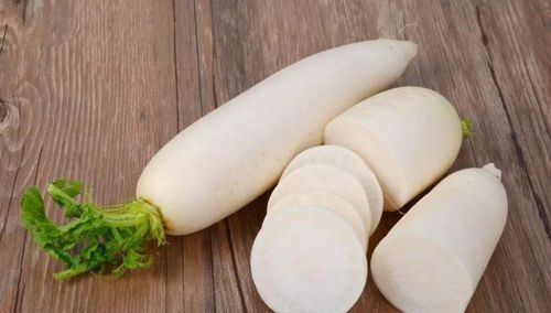 白萝卜切一成了小方圤,苐二天想吃发现萝卜块的表面变黄了,还能吃吗