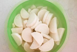 把白萝卜切开后看到萝卜上有些淡绿色