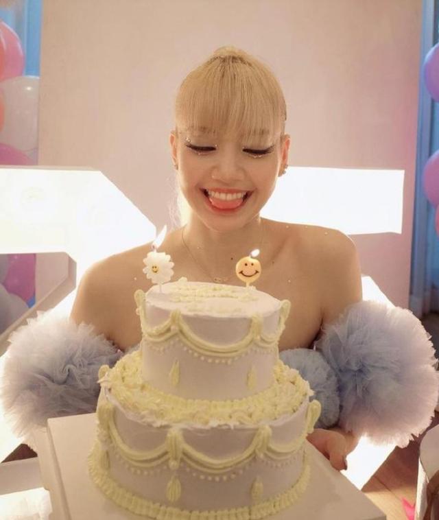 韩国lisa现在的样子（韩国女星Lisa晒生日照上热搜）(3)