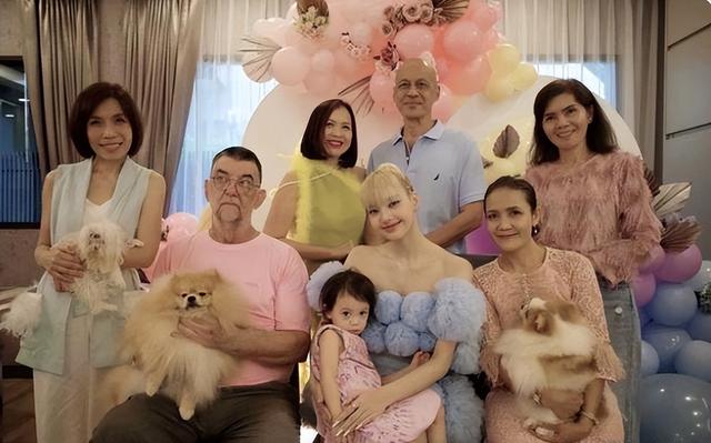 韩国lisa现在的样子（韩国女星Lisa晒生日照上热搜）(1)