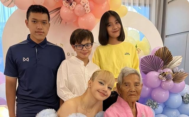 韩国lisa现在的样子（韩国女星Lisa晒生日照上热搜）(2)