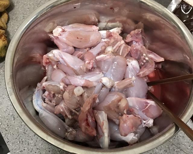 正宗重庆干锅牛蛙的做法（教你干锅牛蛙地道的川菜做法）(2)