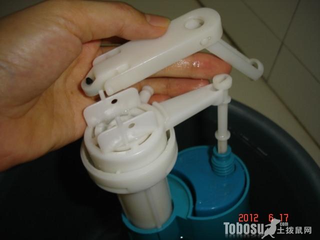 马桶底部漏水维修方法（马桶漏水维修图解）(2)