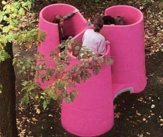 欧洲露天的厕所（法国女性露天小便池火了）(3)