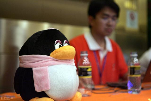 网络主播男扮女装（美女主播实为抠脚大汉）(2)