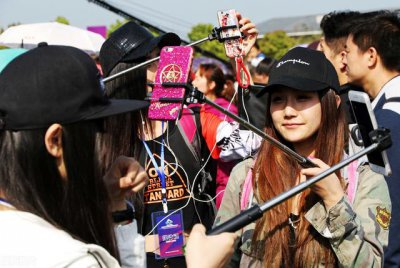 ​网络主播男扮女装（美女主播实为抠脚大汉）