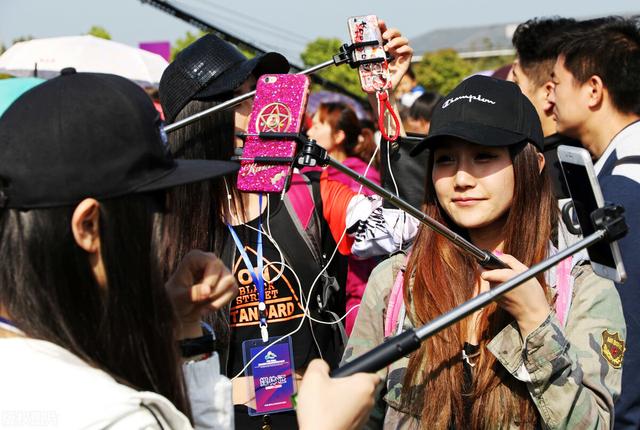 网络主播男扮女装（美女主播实为抠脚大汉）(1)