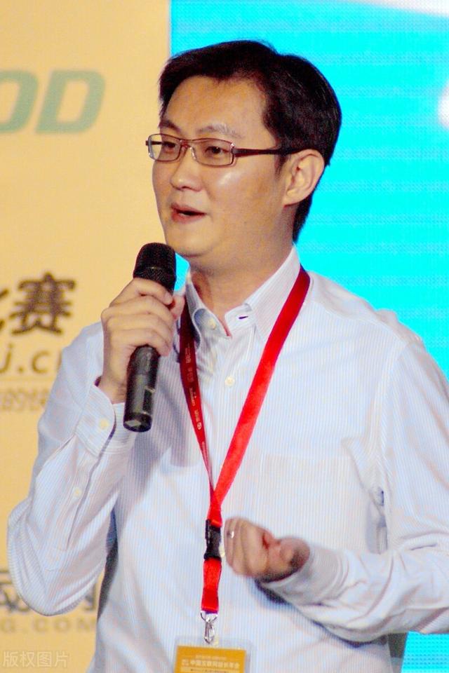 网络主播男扮女装（美女主播实为抠脚大汉）(3)