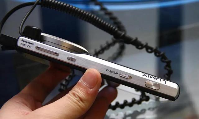 松下第1款翻盖拍照手机（八年前就有1英寸传感器的拍照手机）(2)