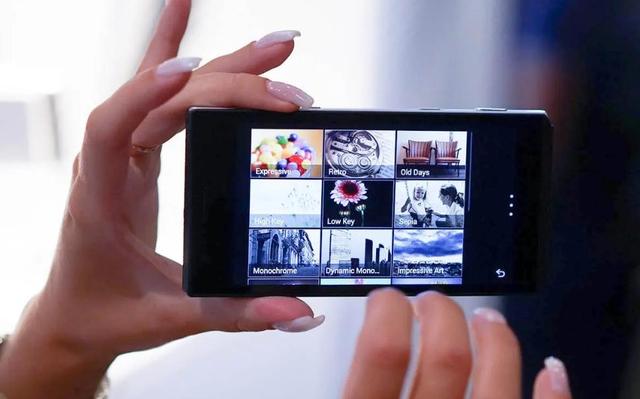 松下第1款翻盖拍照手机（八年前就有1英寸传感器的拍照手机）(1)